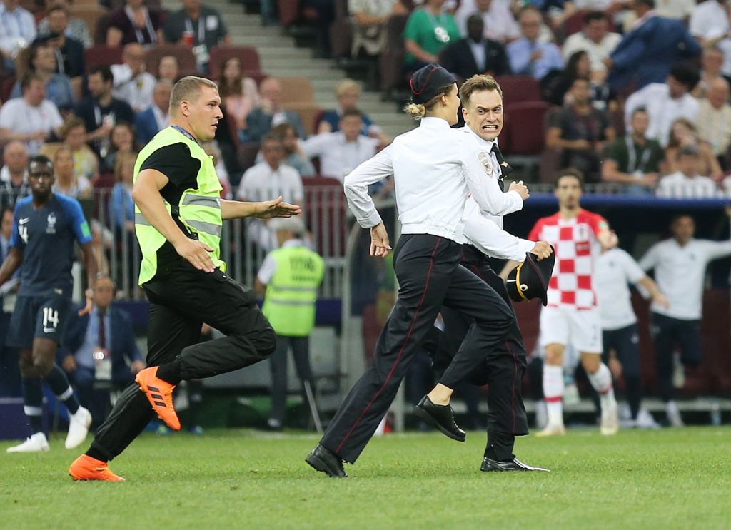 Μέλη των Pussy Riot εισέβαλαν στον αγωνιστικό χώρο την ώρα του τελικού