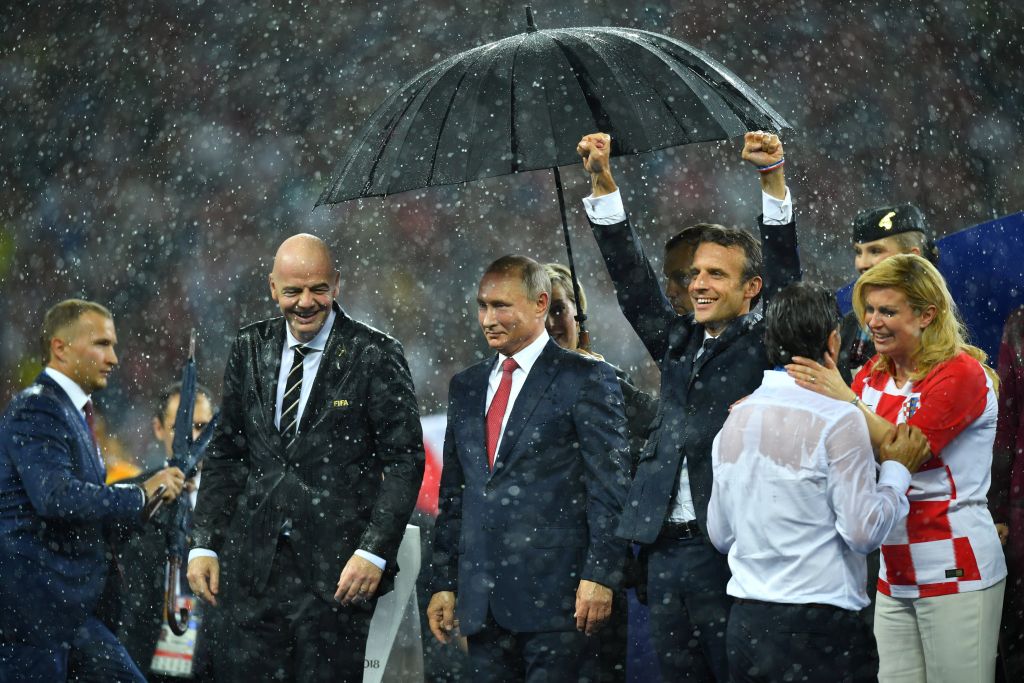 Εφεραν ομπρέλα μόνο για τον Πούτιν – Υπό βροχή η απονομή του Παγκοσμίου Κυπέλλου (φωτογραφίες)