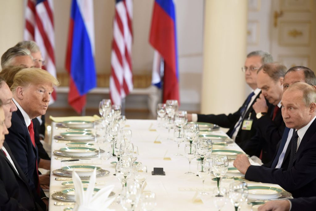 Πούτιν και Τραμπ αψήφησαν το πρωτόκολλο και συζήτησαν δύο ώρες