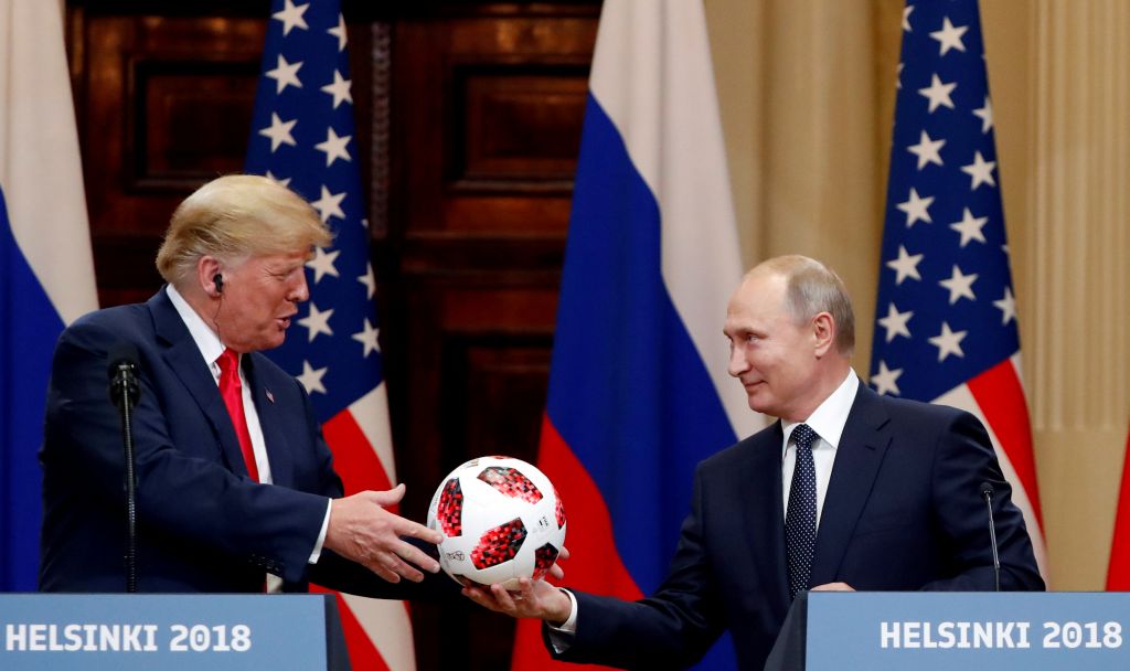 Τσιπάκι είχε η μπάλα που δώρισε ο Πούτιν στον Τραμπ