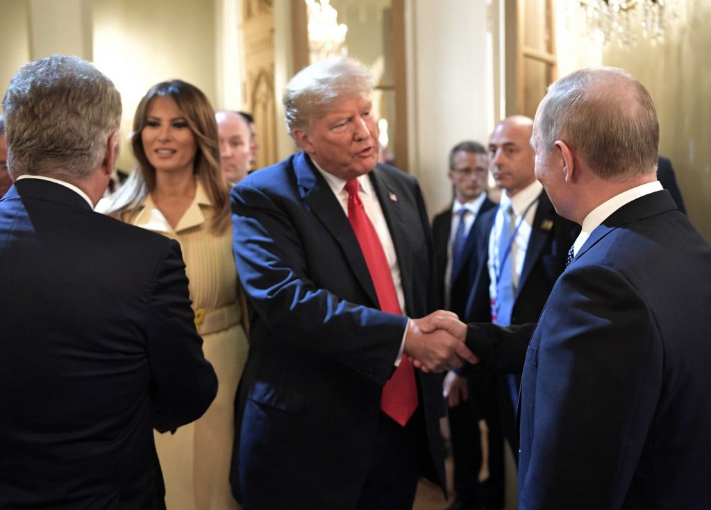 Οι ειδικοί αναλύουν : Πώς ένιωθαν Τραμπ και Πούτιν ο ένας δίπλα στον άλλον;