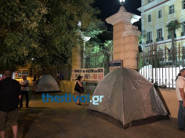 Συμβασιούχοι κατασκήνωσαν έξω από το υπουργείο Μακεδονίας – Θράκης