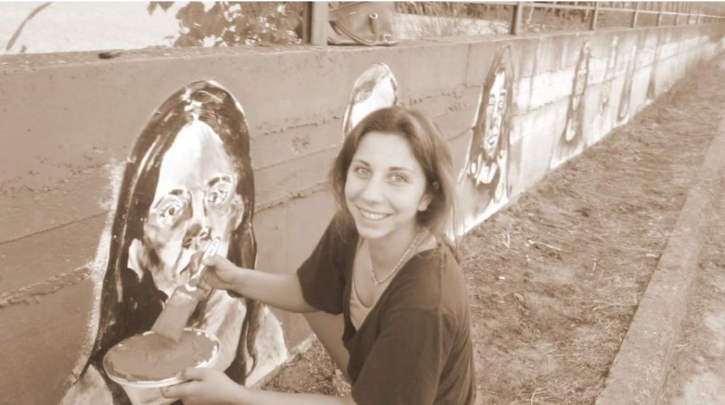 Φλώρινα: 18χρονη αλλάζει την εικόνα της πόλης με τη ζωγραφική της