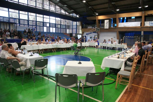 Δίπλα δίπλα Δημοτικό Συμβούλιο και βαποράκια