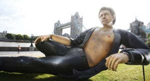 Το «Jurassic Park» γιορτάζει τα 25α γενέθλιά του με ένα γιγαντιαίο άγαλμα