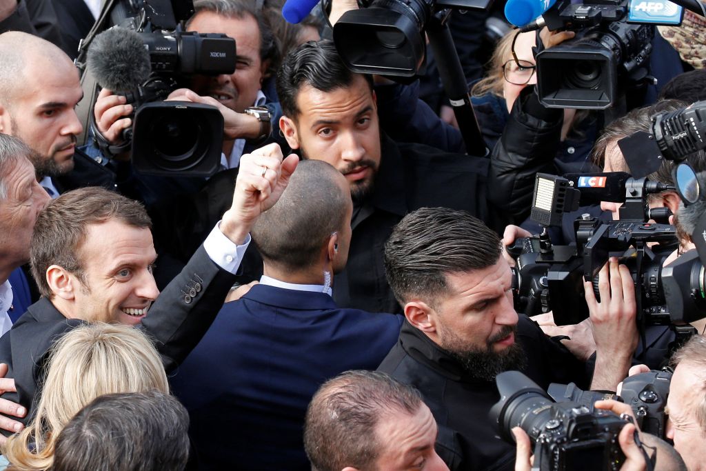 Γαλλία: Ερευνα για συνεργάτη του Μακρόν που με βάση βίντεο χτύπησε διαδηλωτή