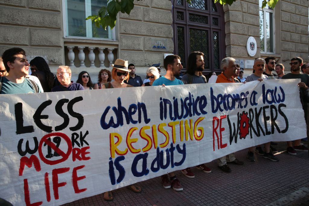 Συγκέντρωση διαμαρτυρίας στην αυστριακή πρεσβεία για το 12ωρο εργασίας