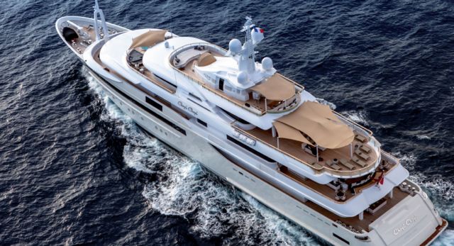 Μπουμπουλίνα, mega yachts και το κλαρίνο του Σαλέα