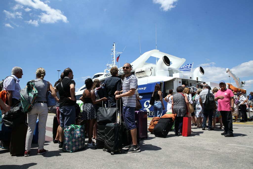Κατά χιλιάδες εγκαταλείπουν την πρωτεύουσα οι Αθηναίοι