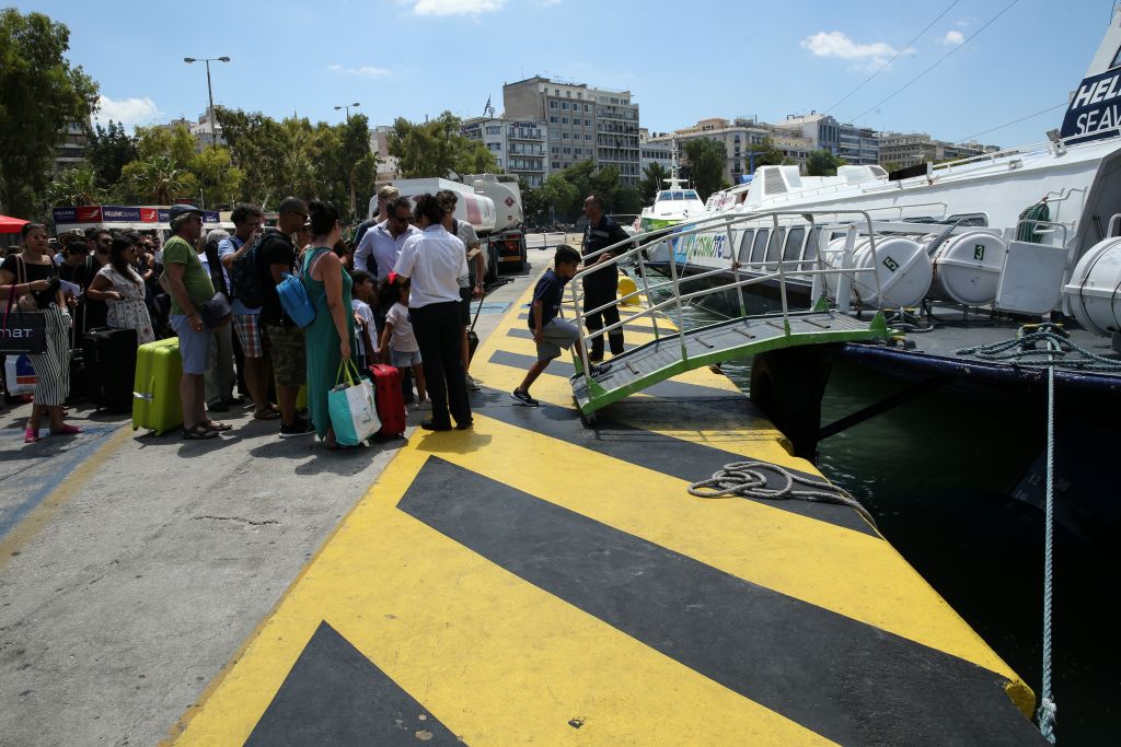 Το δρόμο της εξόδου από την Αθήνα παίρνουν οι εκδρομείς (Φώτο)