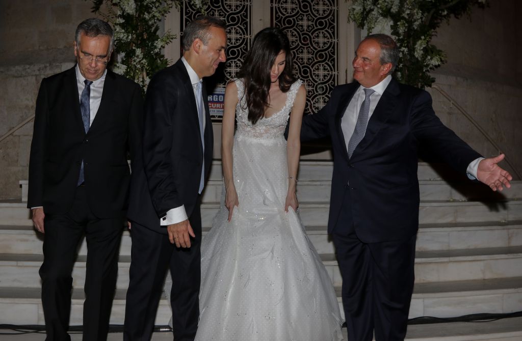 «Γαλάζιος» γάμος στη Γλυφάδα με κουμπάρο τον Κώστα και τη Νατάσα Καραμανλή