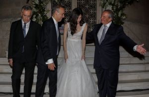 «Γαλάζιος» γάμος στη Γλυφάδα με κουμπάρο τον Κώστα και τη Νατάσα Καραμανλή