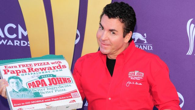 Διώχνουν τον Papa John’s από την πιτσαρία του
