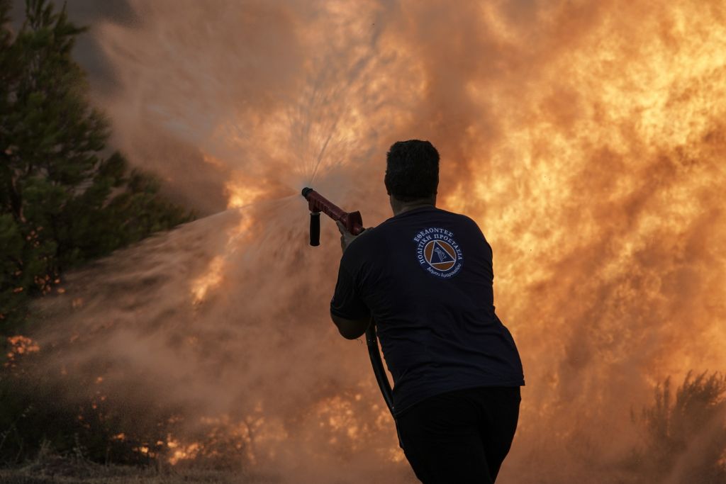 Χανιά: Σε εξέλιξη η πυρκαγιά στο Κακόπετρο