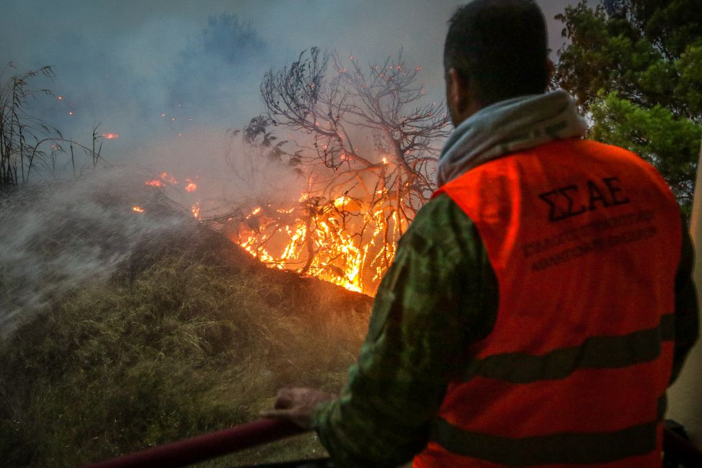 Συνεχίζεται η μάχη με τις φλόγες στην Κορινθία