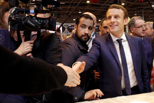 Ο σωματοφύλακας «στραγγαλίζει» τον Μακρόν