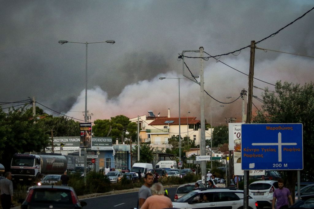 Εκτακτες κυκλοφοριακές ρυθμίσεις στη Ραφήνα λόγω της πυρκαγίας