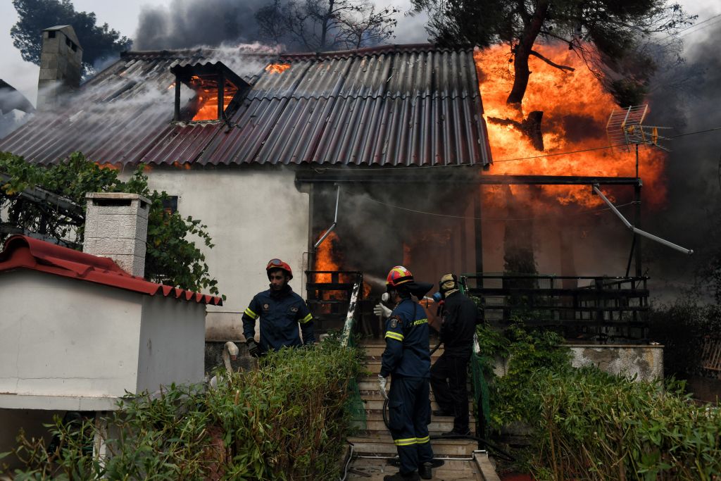 Δεκάδες διασώθηκαν από πλοία του Πολεμικού Ναυτικού