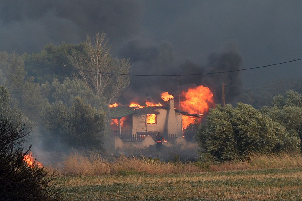 Εκατοντάδες εγκλωβισμένοι σε εστιατόριο της Ραφήνας