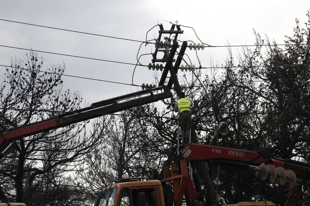 Αποκαθίσταται σταδιακά η ηλεκτροδότηση στις πληγείσες περιοχές