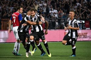 Με όπλο την κόντρα στην Ελβετία