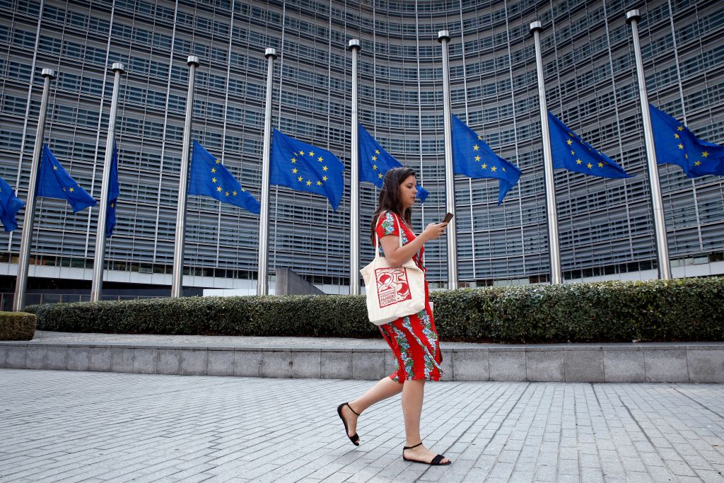 Μεσίστιες κυματίζουν οι σημαίες της ΕΕ στις Βρυξέλλες