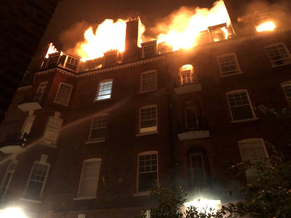 Υπό έλεγχο η φωτιά σε πενταώροφη πολυκατοικία στο Λονδίνο