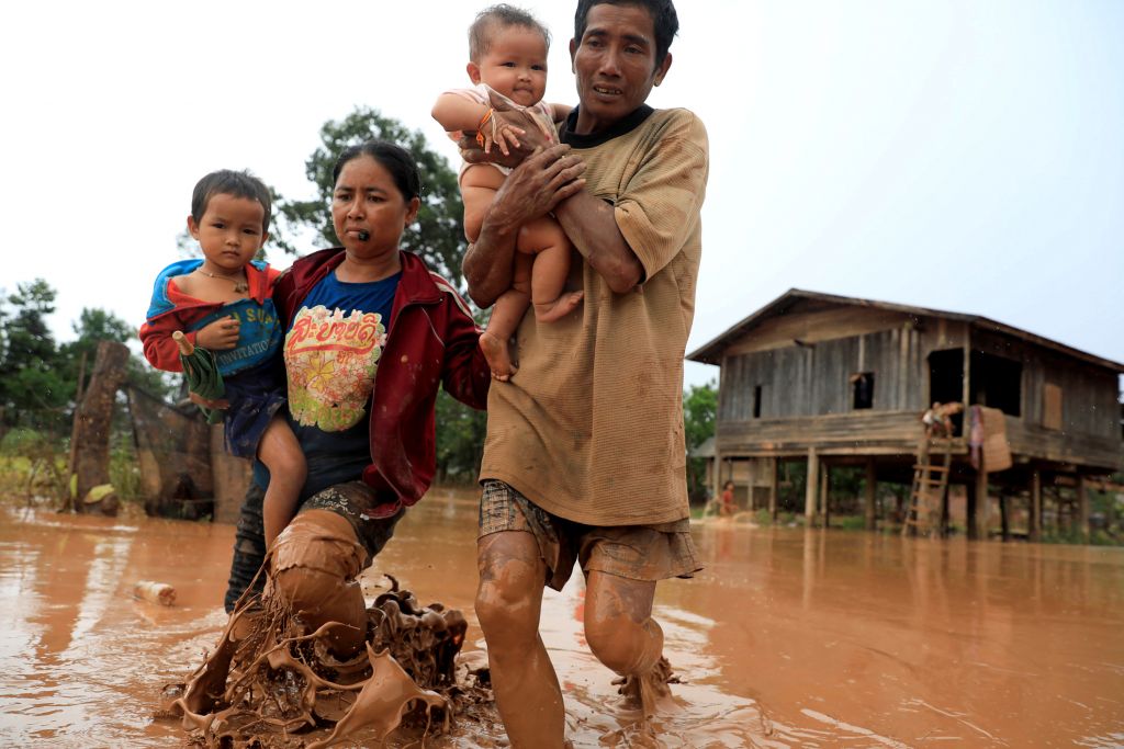 Συγκινεί η διάσωση βρέφους μετά την κατάρρευση φράγματος στο Λάος