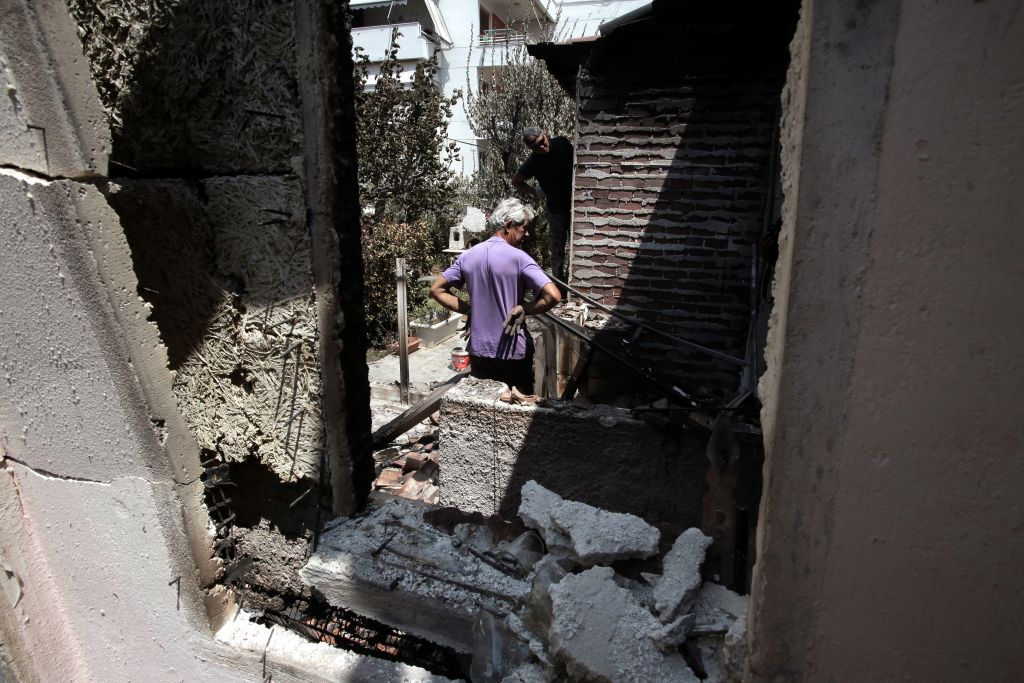 Μάτι : Στάχτες και αποκαΐδια προσπαθούν να απομακρύνουν οι κάτοικοι