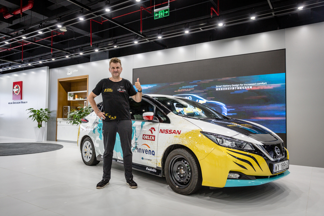 Ο Μαρέκ Καμίνσκι διένυσε πρώτος 13.000 χλμ με ηλεκτροκίνητο αμάξι