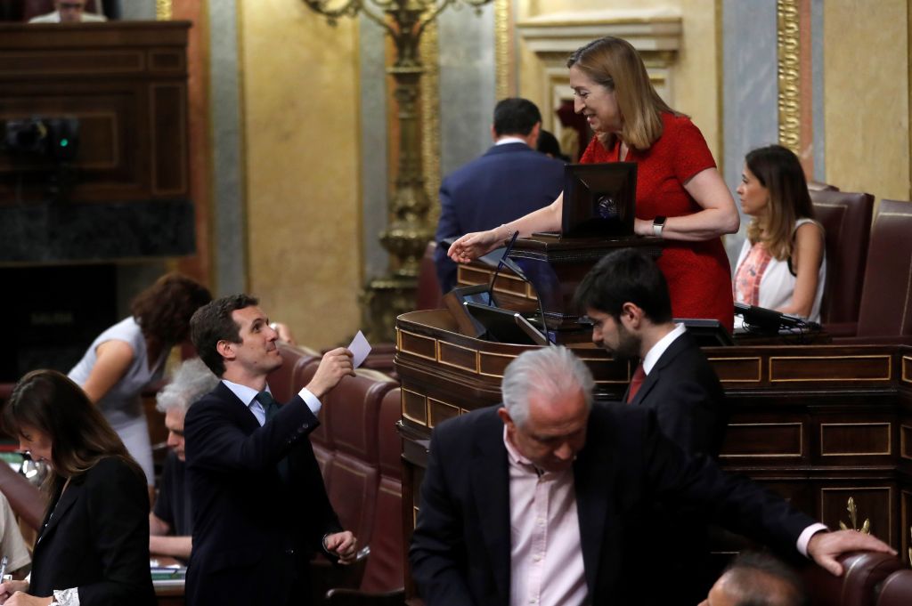 Ισπανία : Τραβούν το χαλί κάτω από τα πόδια του Σάντσεθ