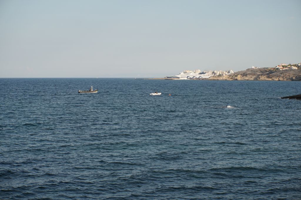 Πυρκαγιές : Διασώστες σώζουν παιδιά σε βραχώδη ακτή στο Μάτι (βίντεο)