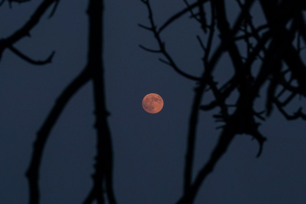 Το «ματωμένο φεγγάρι» ανέτειλε πάνω από το Μάτι (φωτογραφίες)