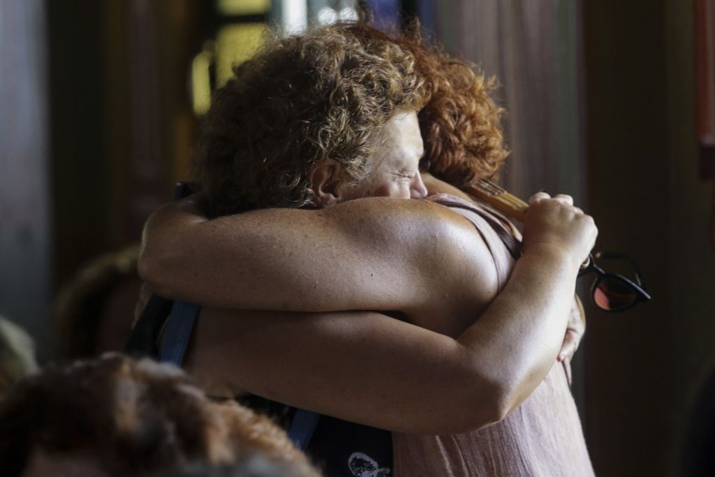 Μάτι: Η ζωή επανέρχεται πάνω στις στάχτες – Αδεια βλέμματα, αγωνία για την επόμενη ημέρα