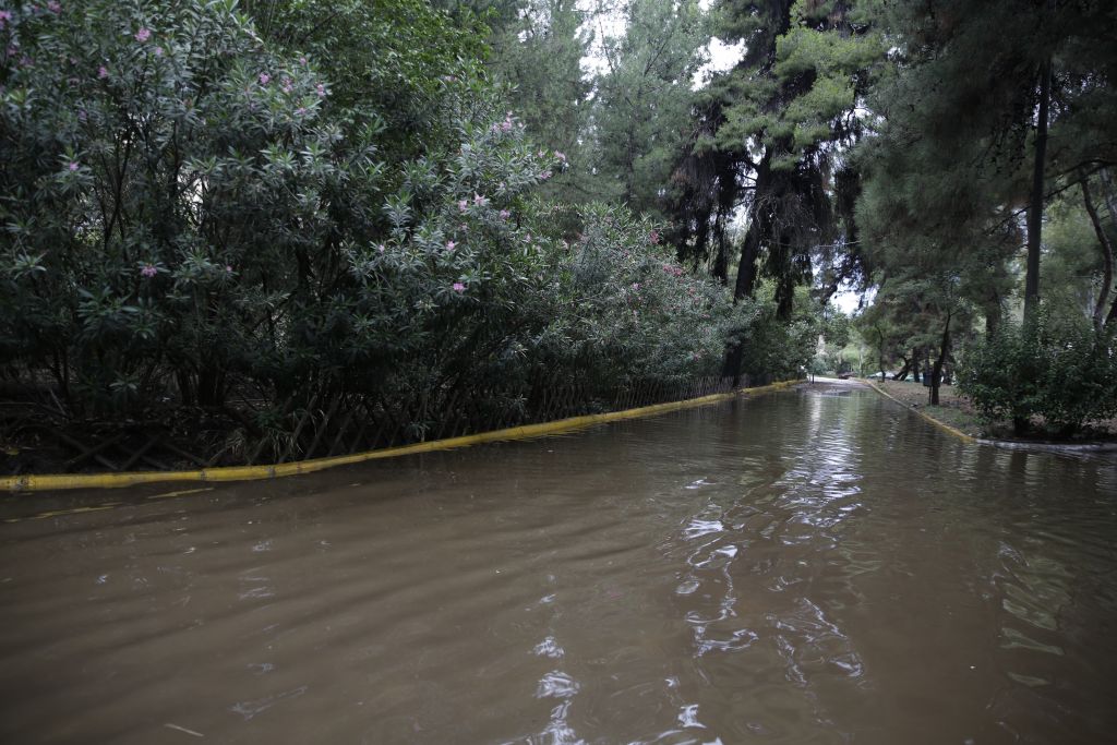 Σφοδρή καταιγίδα «χτύπησε» την Αττική – Πλημμύρισε το νοσοκομείο Σωτηρία (εικόνες)