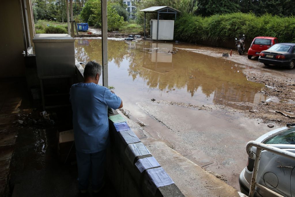 Πλημμύρες: «Πνίγηκαν» οχήματα – πλημμύρισε το νοσοκομείο Σωτηρία