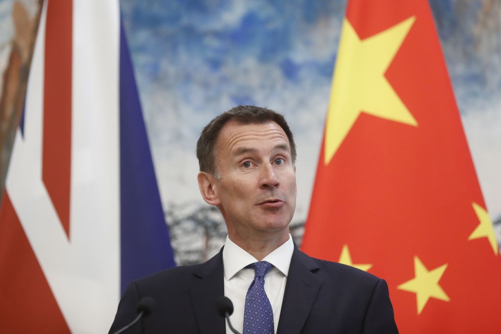 Κίνα: Ο Βρετανός ΥΠΕΞ είπε ότι η σύζυγός του είναι Γιαπωνέζα αντί για Κινέζα