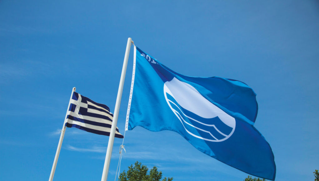Αφαιρέθηκαν Γαλάζιες Σημαίες από 38 παραλίες της Ελλάδας