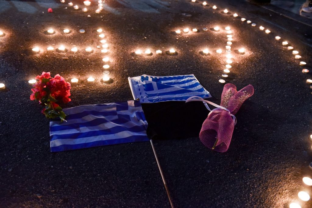 Συγκέντρωση στο Σύνταγμα για τα θύματα της πυρκαγιάς στην Ανατολική Αττική (βίντεο)