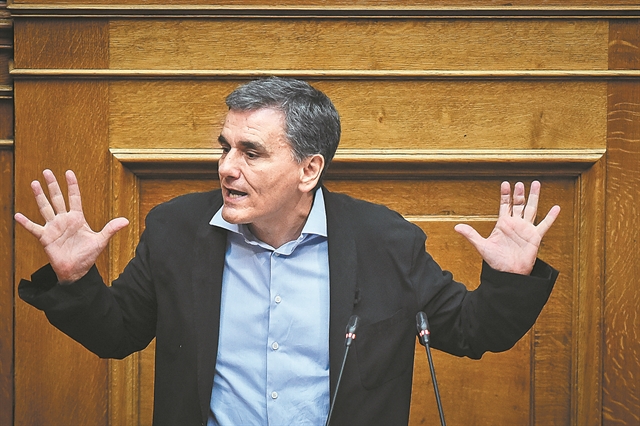 Η Moody’s προειδοποιεί, αλλά η κυβέρνηση τάζει