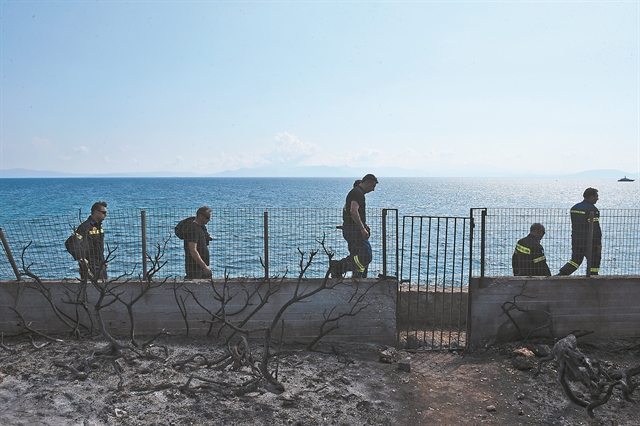 Η φονική πυρκαγιά «λάβωσε» και τους πυροσβέστες