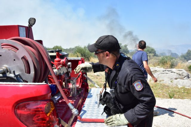 Υπό μερικό έλεγχο η φωτιά στο Κορωπί