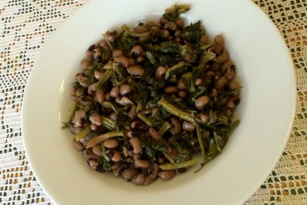 Σαλάτα με μαυρομάτικα φασόλια και σέσκουλα