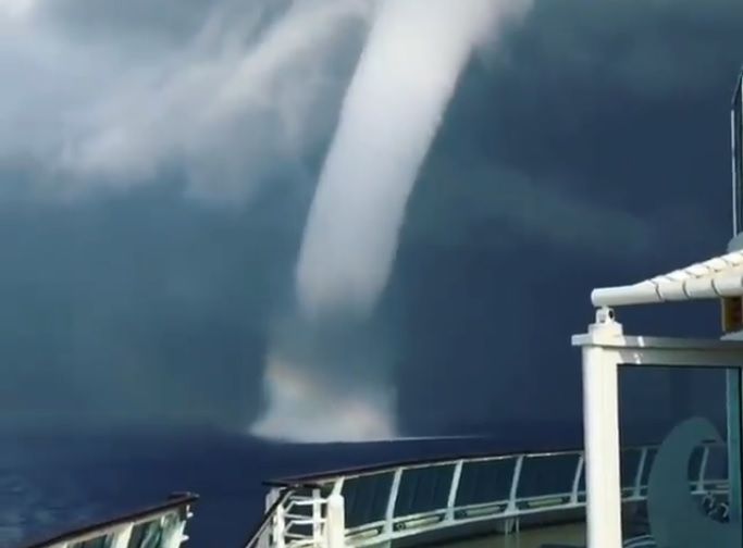 Εντυπωσιακός υδροστρόβιλος στη Σαντορίνη (βίντεο)