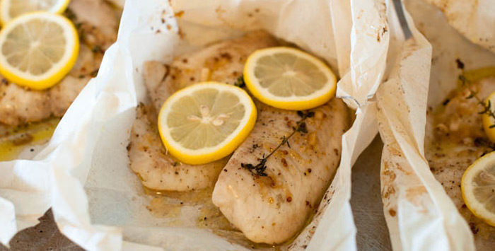 Ψάρι στη λαδόκολλα και σαλάτα από ωμό σταμναγκάθι