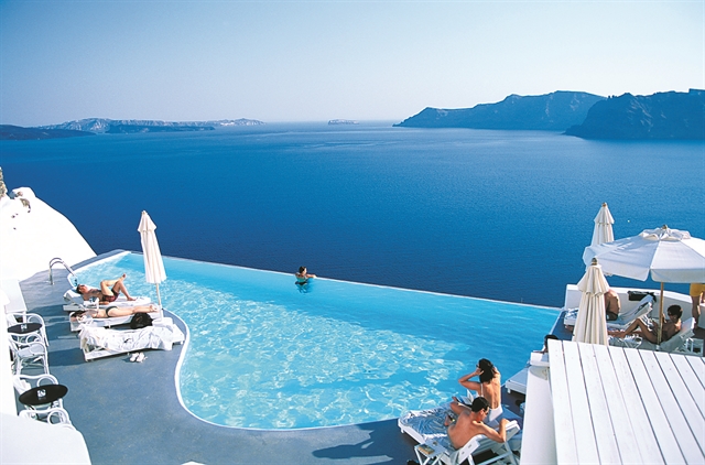 Ερχονται περισσότεροι, ξοδεύουν λιγότερα