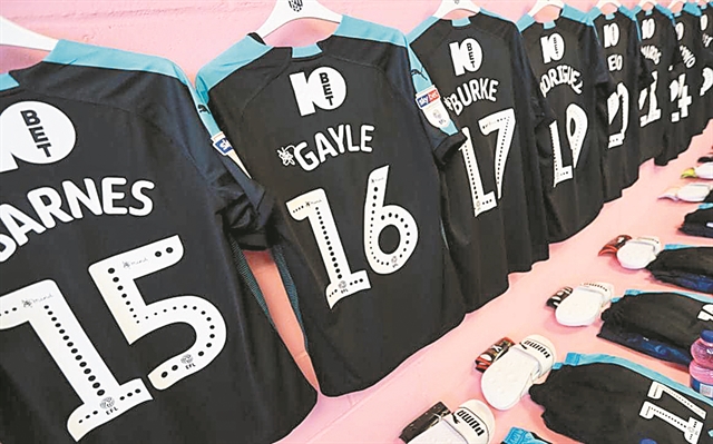 Η Νόριτς έβαψε ροζ τα αποδυτήρια των φιλοξενουμένων στο γήπεδό της