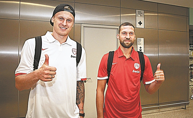 Κοιτάει ψηλά με δύο… Γιάνιδες