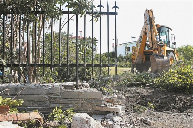 Τα αυθαίρετα εκθέτουν το Μαξίμου