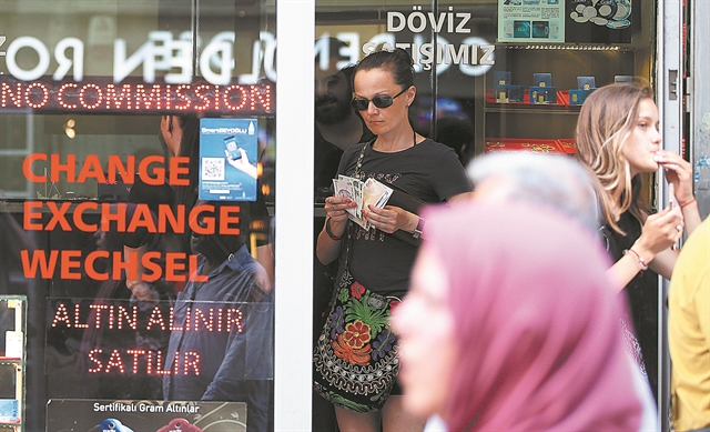 Η κόντρα με τις ΗΠΑ βυθίζει την τουρκική λίρα